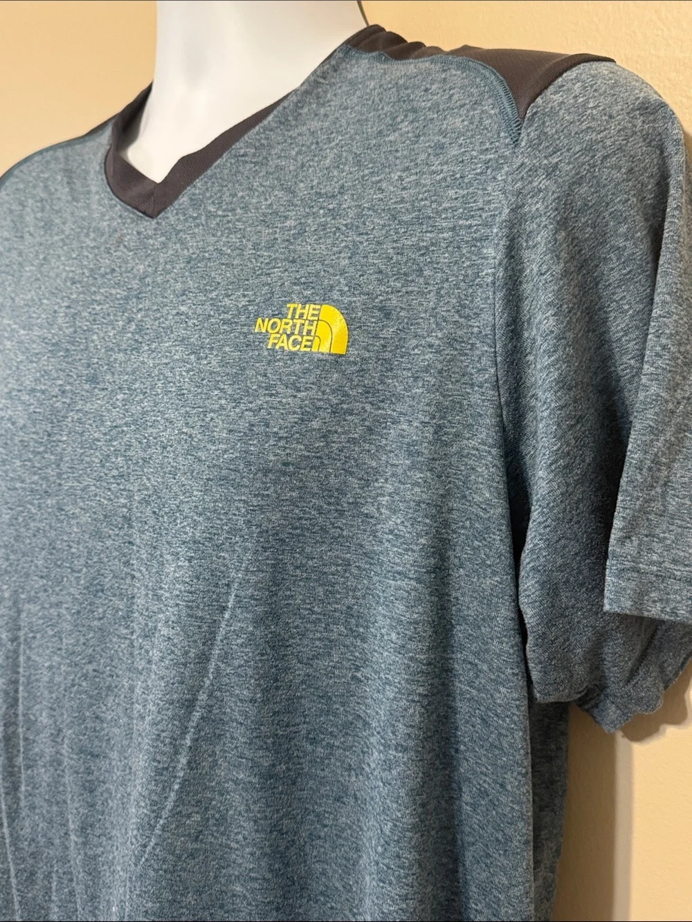 The North Face Men's Heathered Blue V‑Neck Performance Tee dark blue Accents